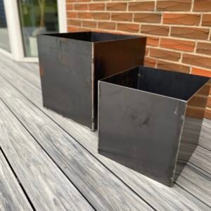 Kvadratiske plantekasser i cortenstål i forskellige størrelser – fuldsvejst