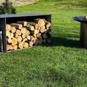 Bålfad i stål med brænde og brændeskjul til opbevaring af træ udendørs