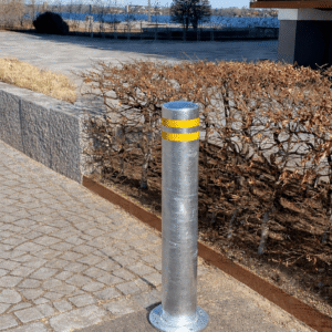 Galvaniseret pullert med refleks og fodplade til boltmontage