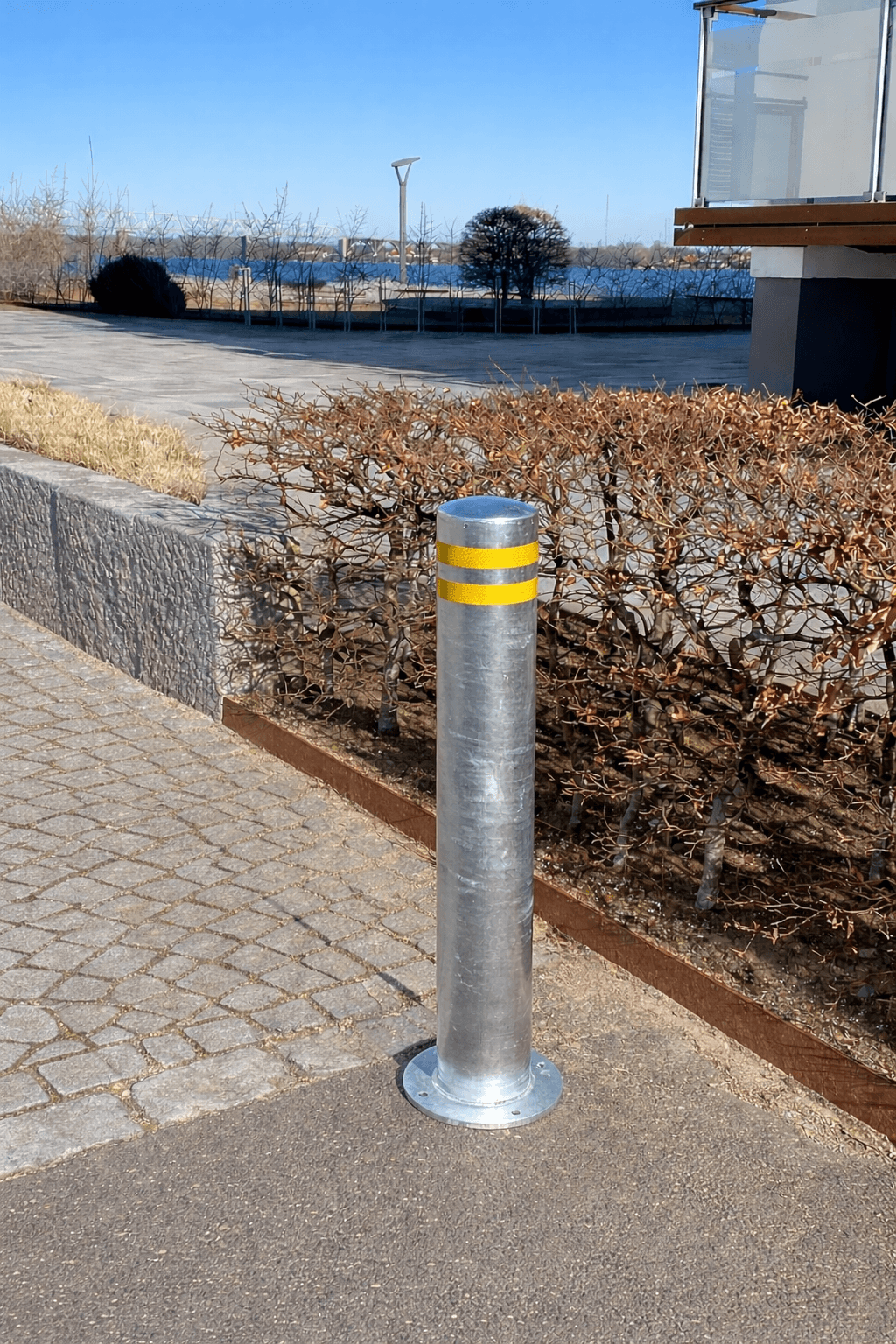 Galvaniseret pullert med refleks og fodplade til boltmontage