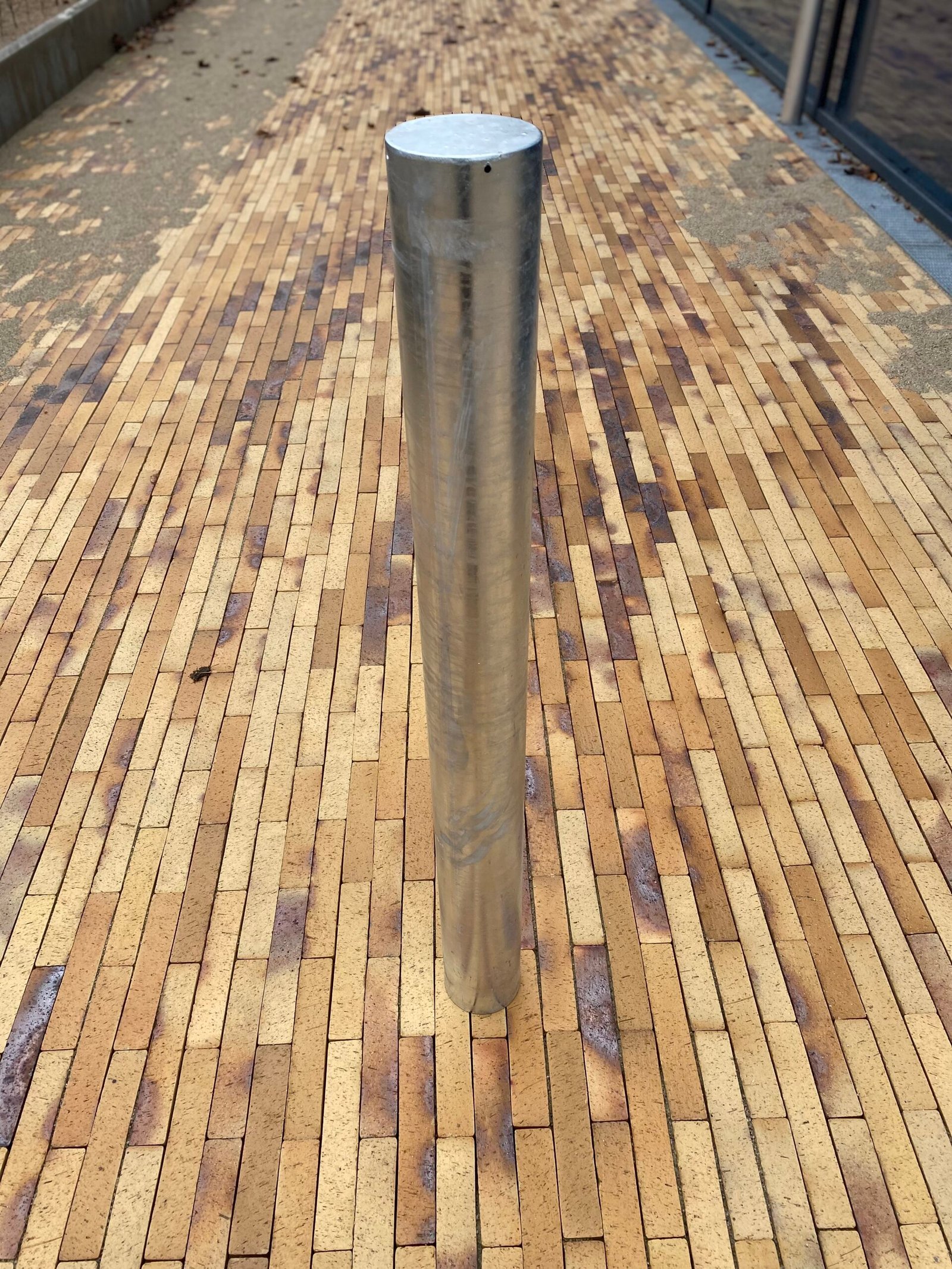 Galvaniseret stål pullert til nedstøbning – robust parkeringspullert