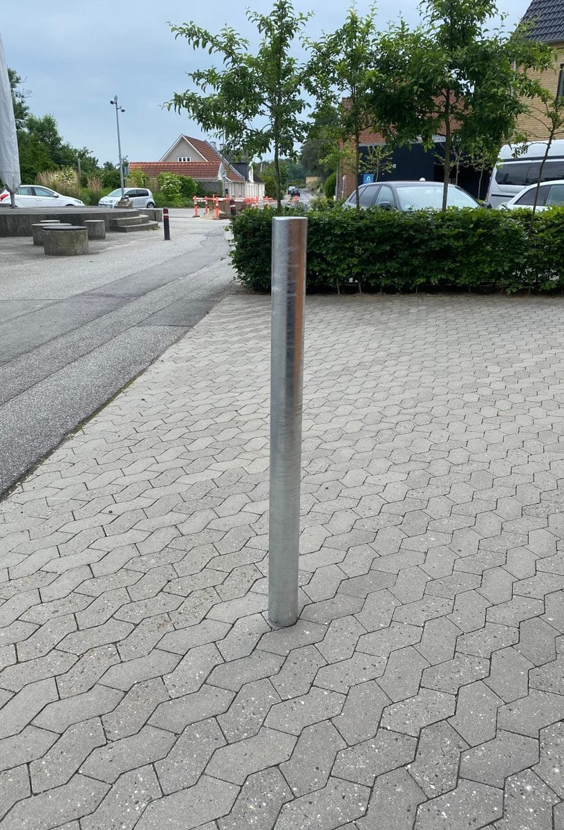 Galvaniseret stål pullert til nedstøbning – robust parkeringspullert