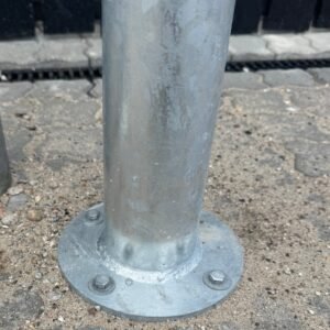 Galvaniseret stålpullert med bundplade (flange) til boltmontage.