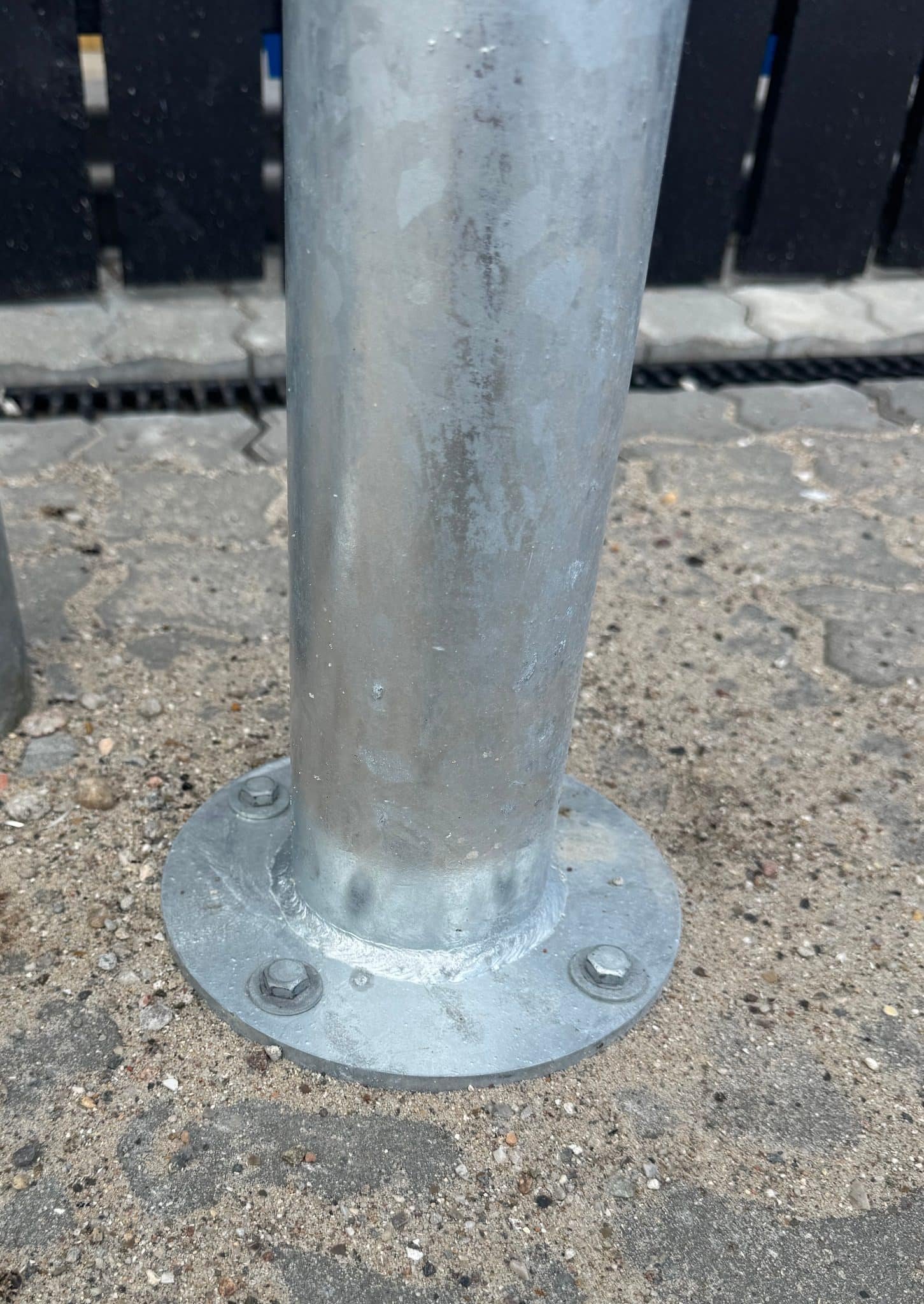 Galvaniseret stålpullert med bundplade (flange) til boltmontage.