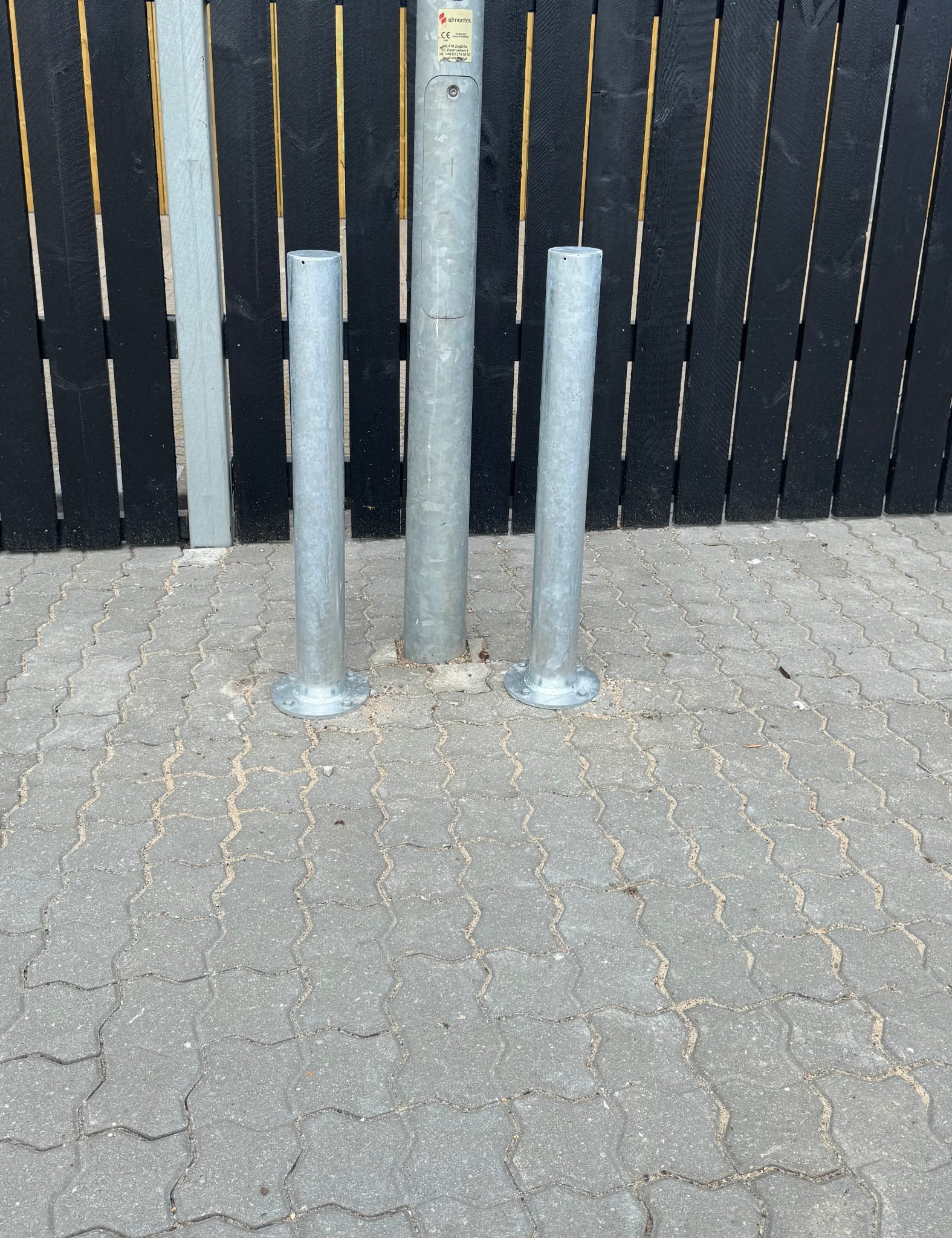 Galvaniseret stålpullert med bundplade (flange) til boltmontage.