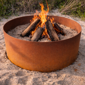 Rundt bålfad i cortenstål med ild