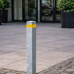 Galvaniseret firkantet pullert med gul refleks