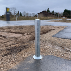 Galvaniseret stål pullert Ø114 mm med fodplade til boltmontage – parkeringspullert