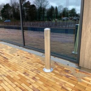 Galvaniseret stål pullert Ø114 mm med fodplade til boltmontage – parkeringspullert