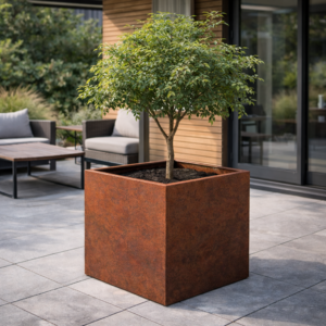 Cortenstål plantekasse med indadbøjet kant på terrasse