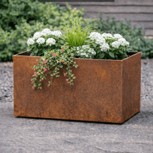 Corten stål plantekasse med blomster – moderne højbed i rustent stål