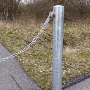 Galvaniseret pullert med hængelås og beslag