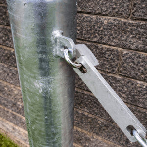 Galvaniseret pullert med kædebeslag og hængelås