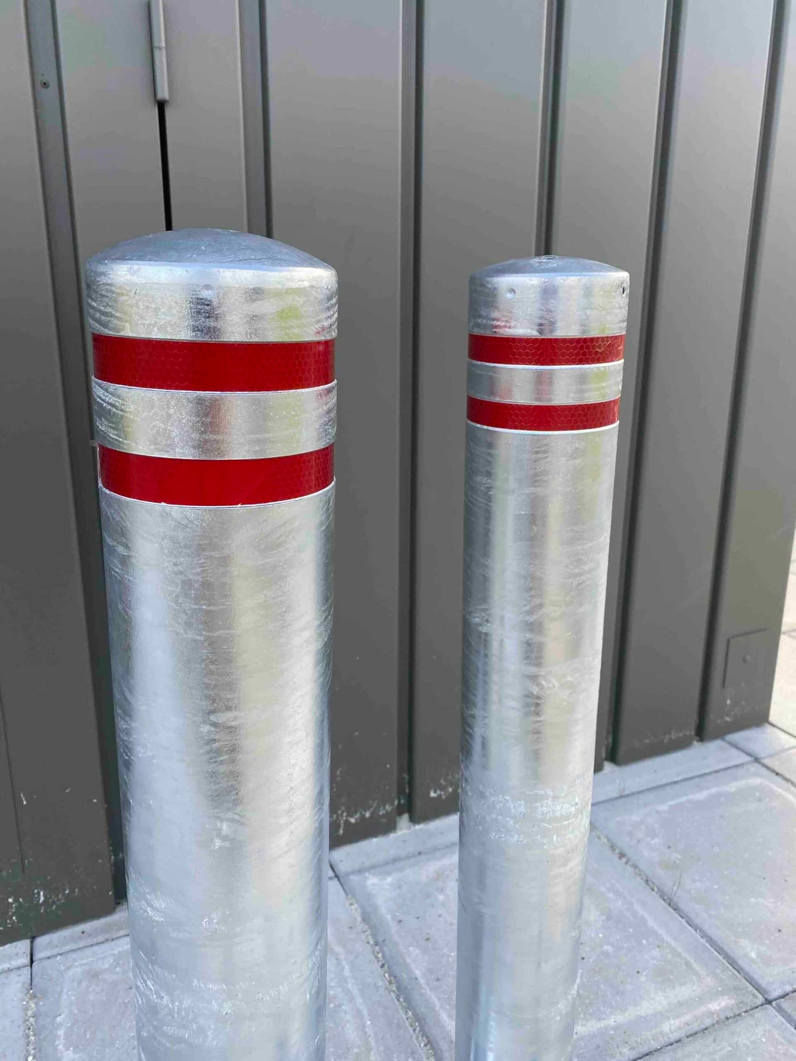 Galvaniseret stål pullert med afrundet top og indfræset refleks – til nedstøbning